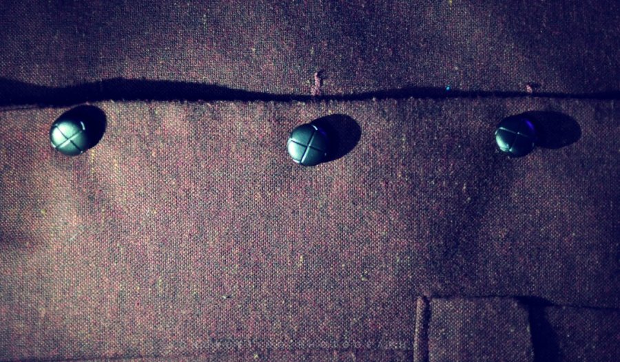 晚间,边熨衣服边收看我是歌手,熨完借着边上的