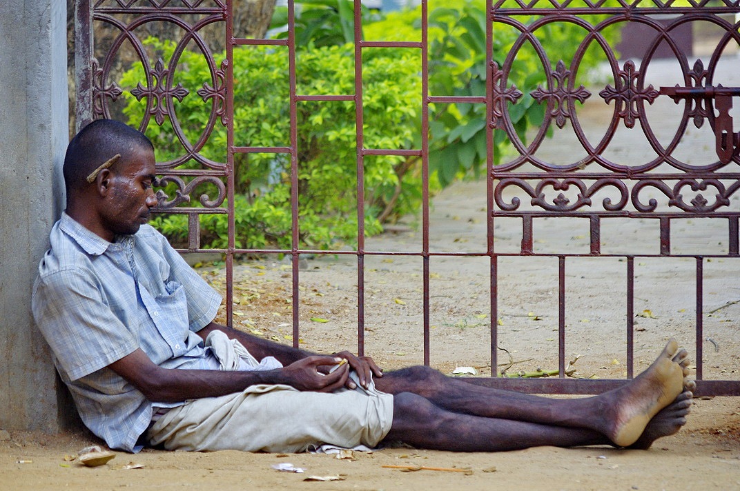 印度到处可见这种躺着的,坐着的人.有很多都是流浪汉.