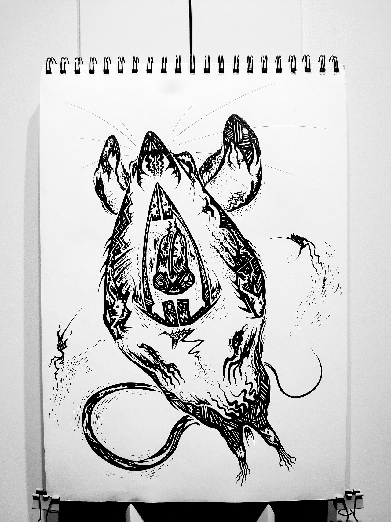 由一些小画组成的鼠,涂鸦,有人说像刺青有人说像图腾.