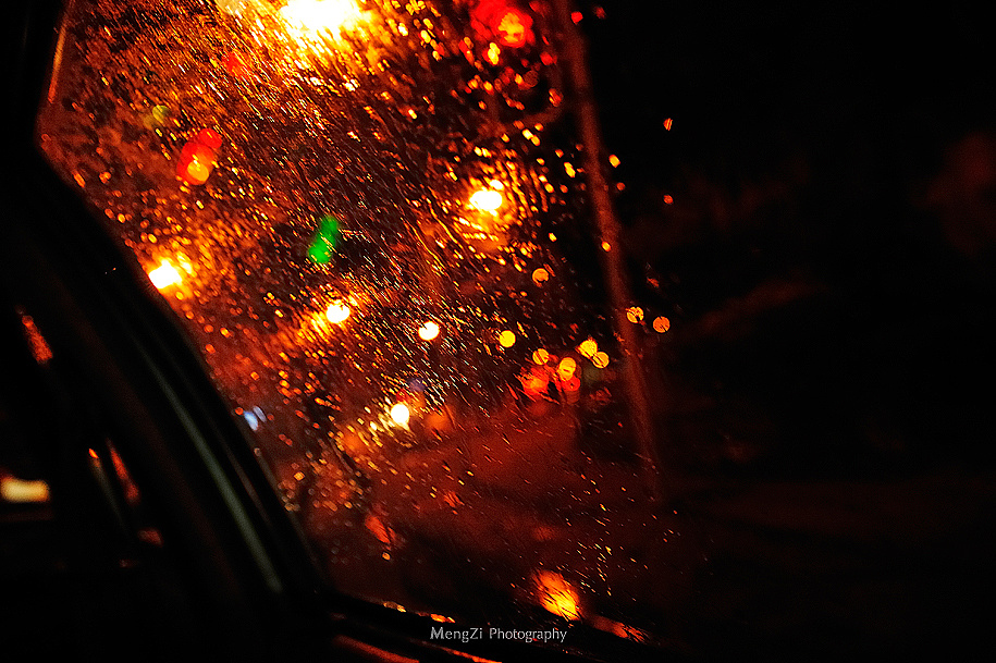 雨夜,落在车窗上的斑斓 .