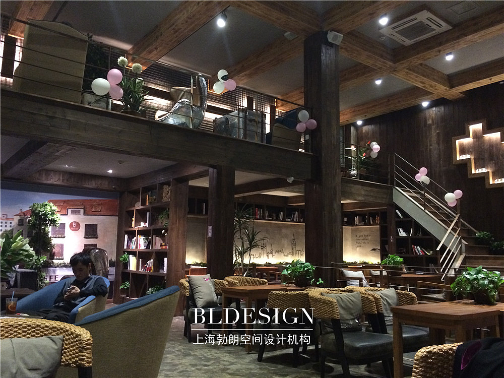 浪漫的loft风餐饮空间--CaffeBene咖啡陪你郑州