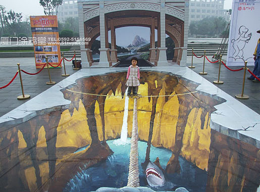 收藏 看坑内的大鲨鱼,厦门涂鸦堂-涂鸦壁画城市街头地面3d立体画.