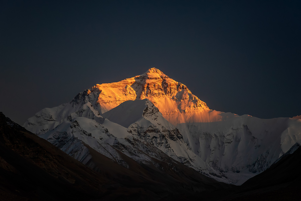 从日落的日照金山到月光下,从晨光熹微下到日出前的珠穆朗玛峰全记录