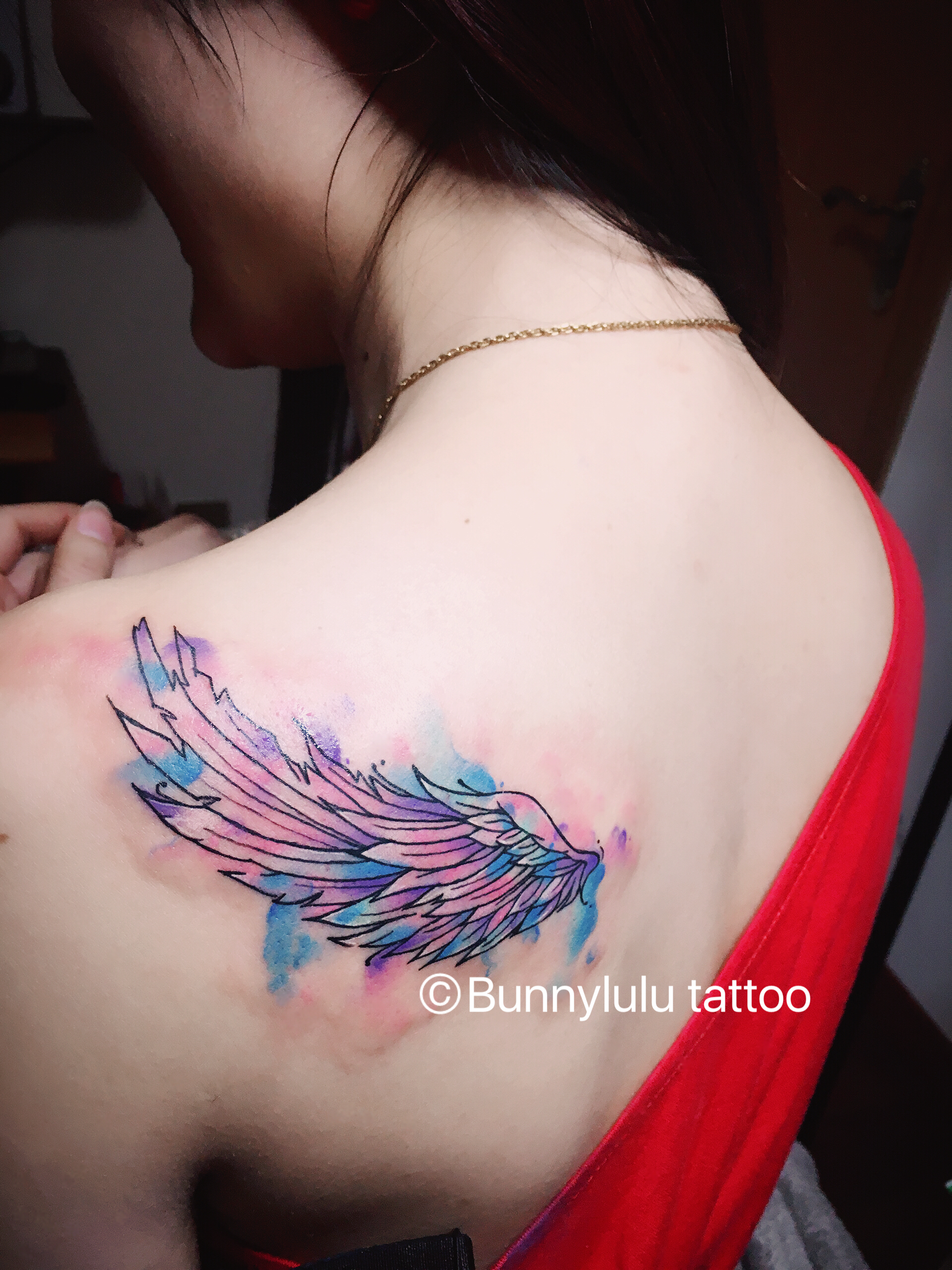 彩色翅膀泼墨纹身