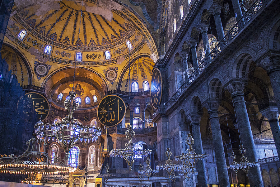 在东罗马帝国时期,圣索菲亚大教堂是东正教的教堂,到了奥斯曼帝国变成