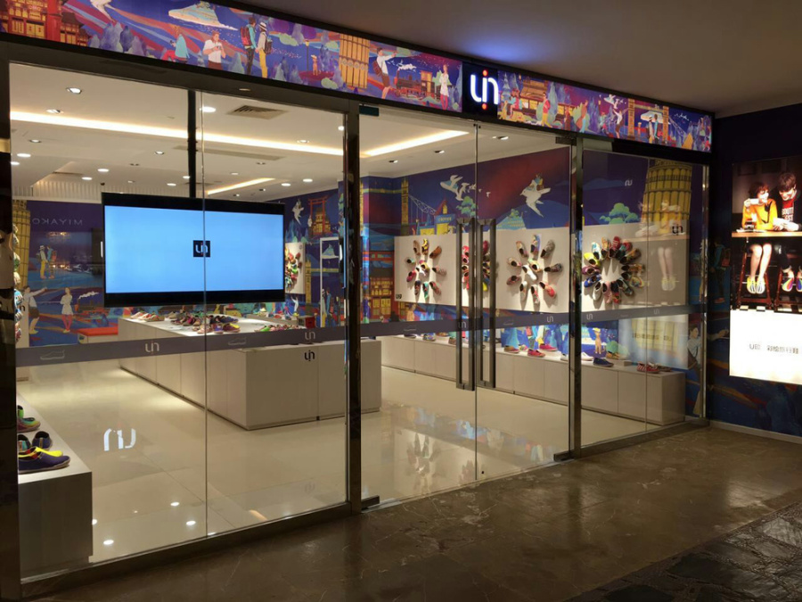 uin旅游鞋店面形象插画|商业插画|插画|panther