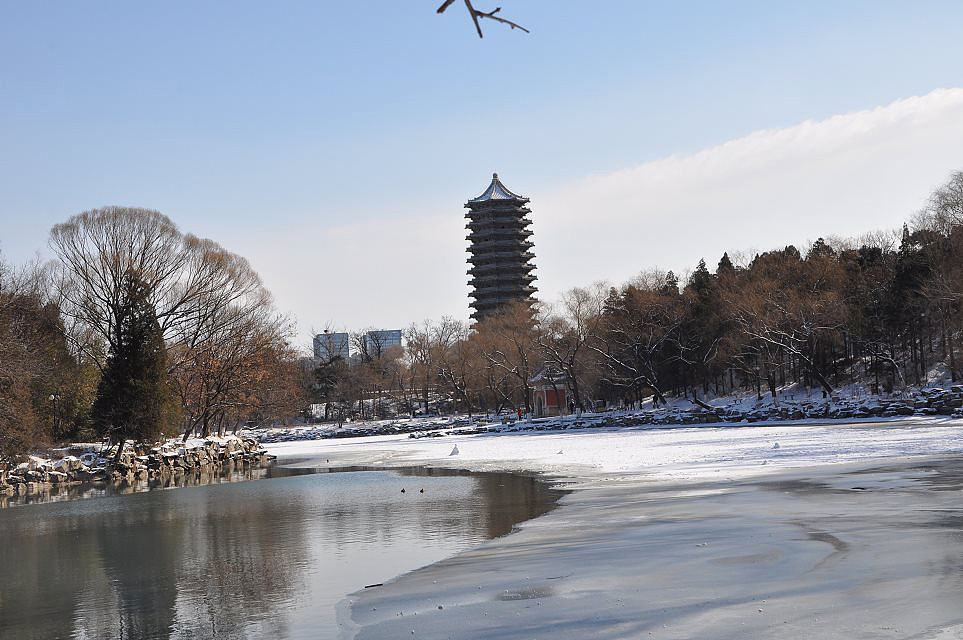 冬天的北京大学之博雅塔与未名湖