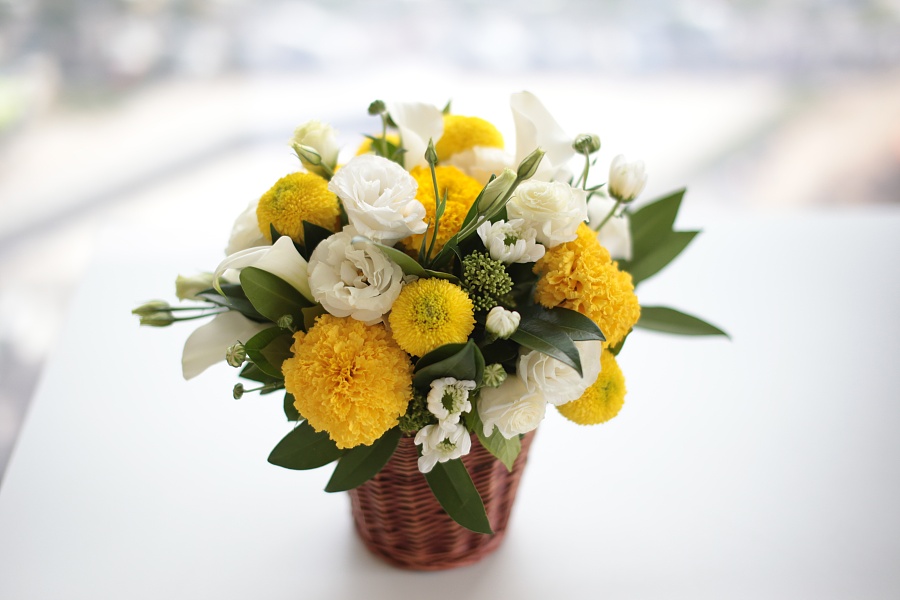 鲜花 花篮 手提花篮 生日花篮 祝福花篮 乔迁花篮 看望病人花篮|工艺品设计|手工艺|李诗丹妮儿_花艺 - 原创设计作品 - 站酷 (ZCOOL)