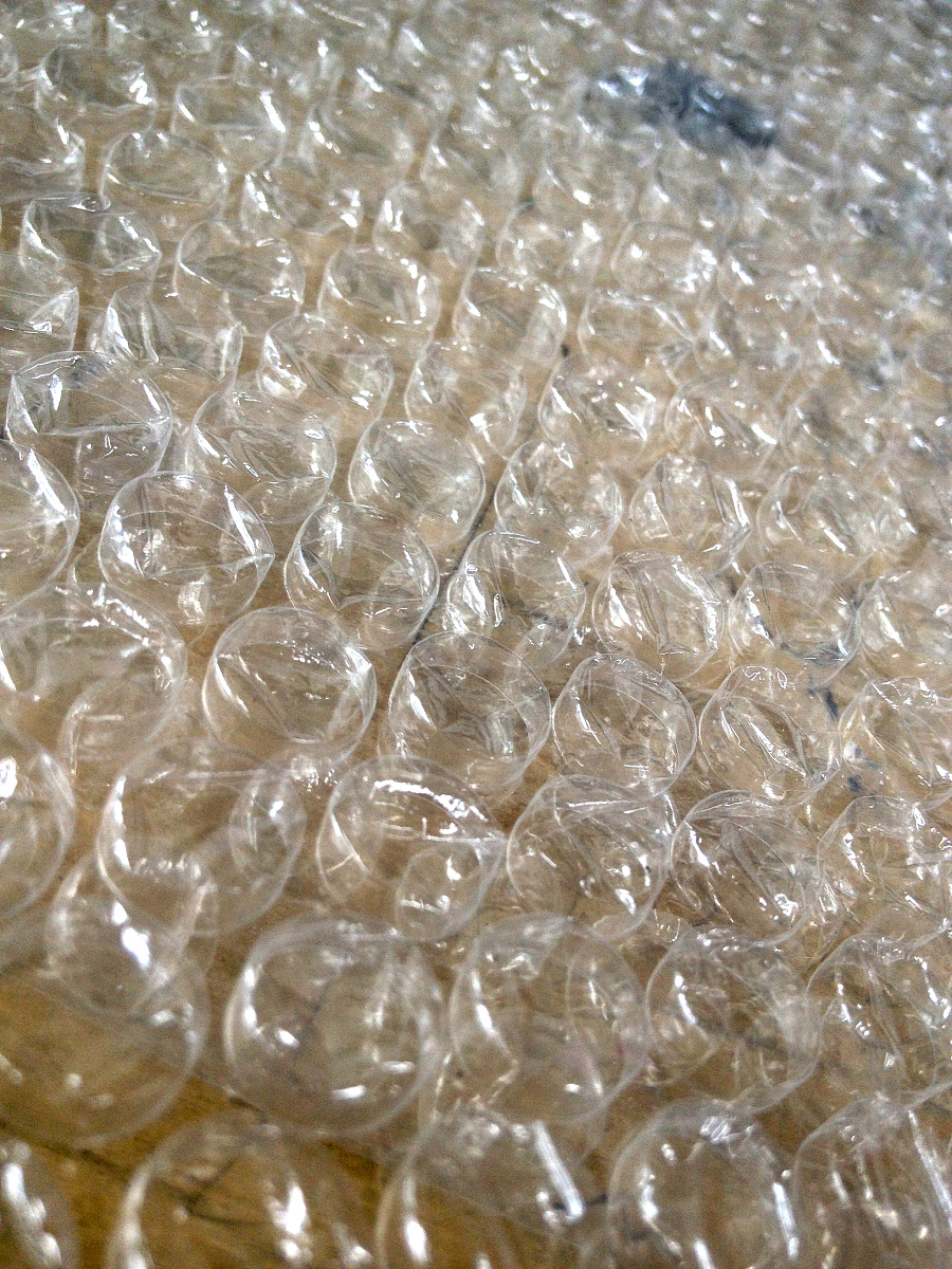 临摹国外利用气泡布、气泡垫注入有颜色的液体