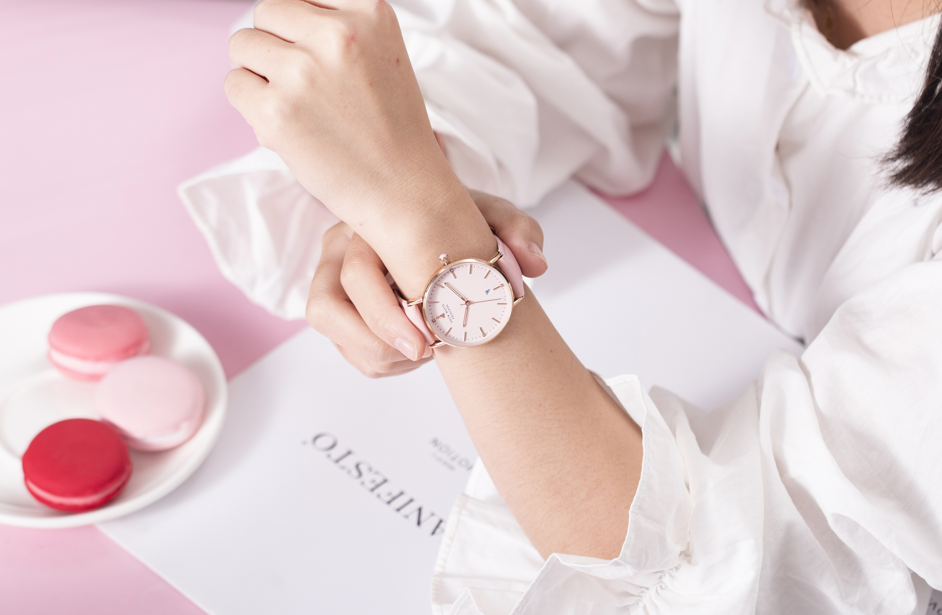 一款大表盘女表佩戴展示图|摄影|人像摄影|蓝色的