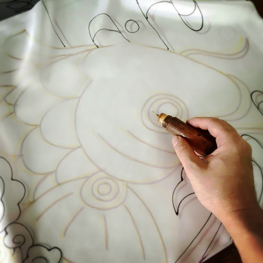 追寻传统工艺,亲自尝试各种手绘丝巾,美吗美吗