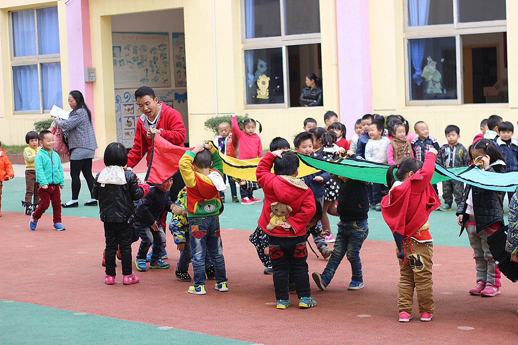 世纪万成教育幼儿体育课分享--“魔法布”幼儿体智能课程|摄影|人文\/纪实|世纪万成教育 - 原创作品 - 站酷 (ZCOOL)