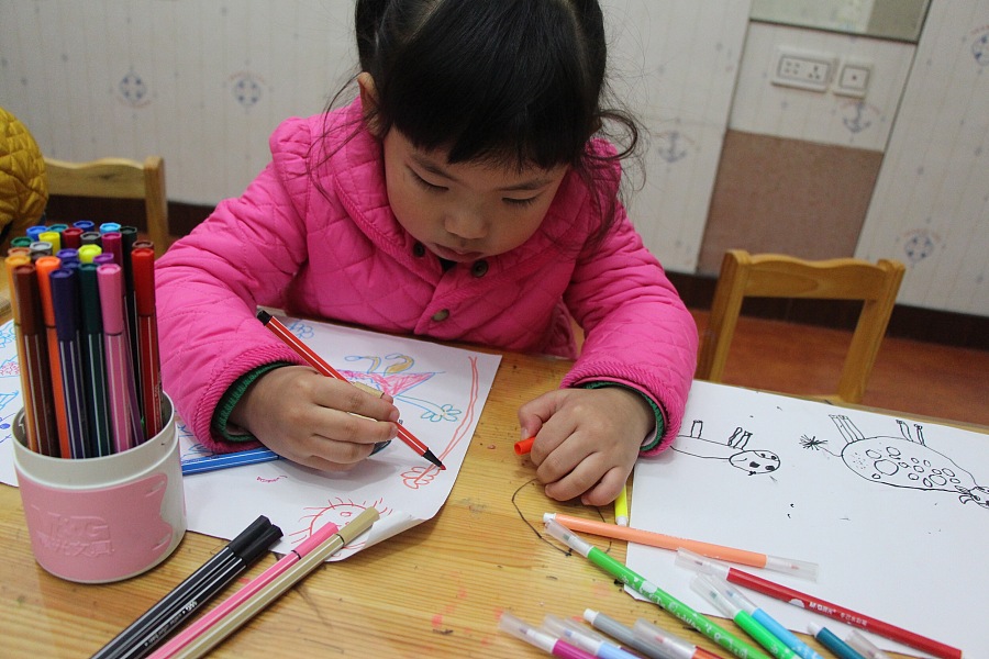 三岁半到四岁小孩的绘画成长记录--一步一个脚