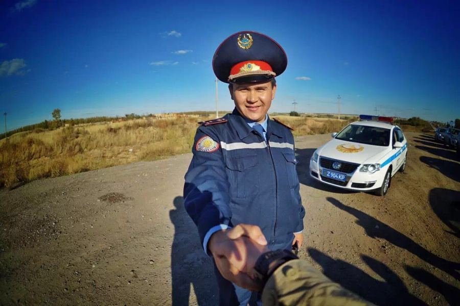 哈萨克斯坦一路开道+护送的当地警察|人像|摄影