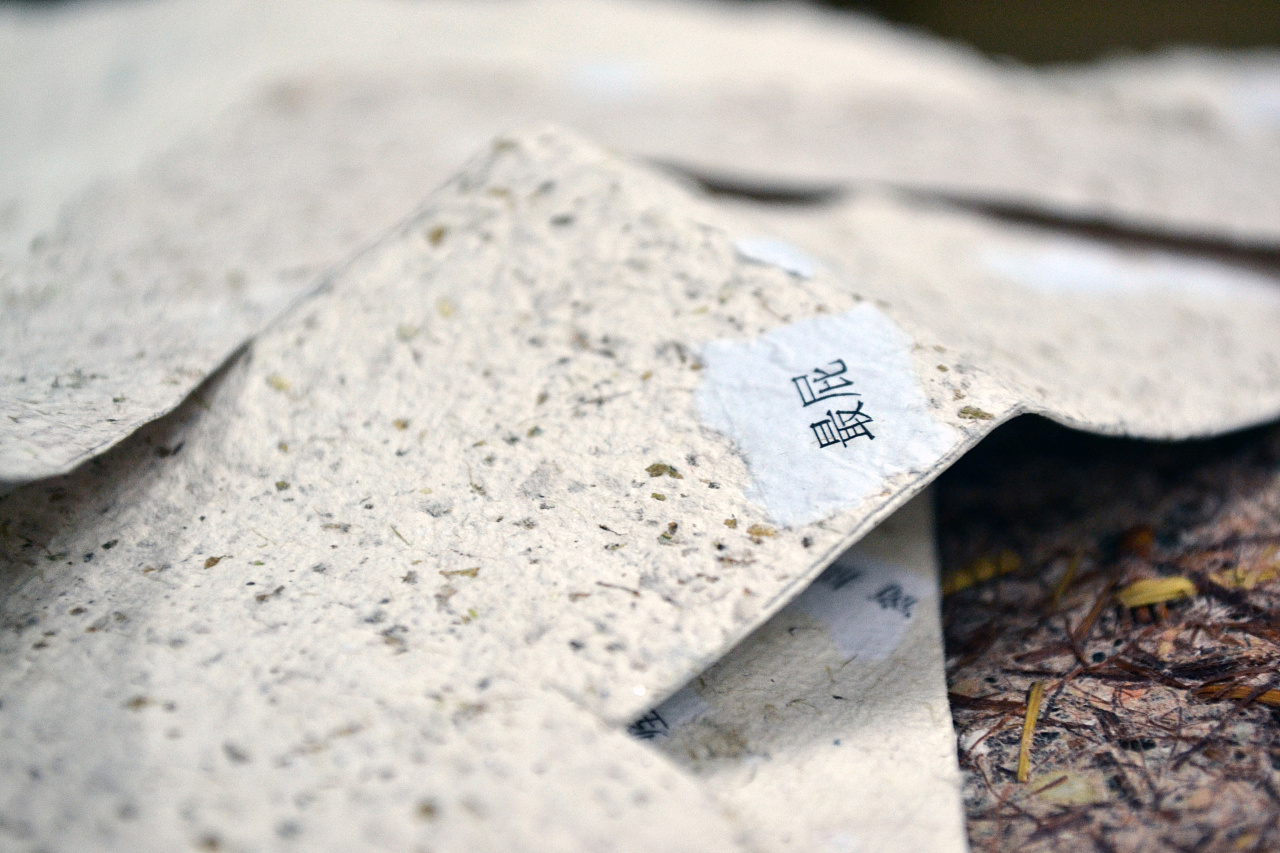 一组用再生纸做的书签