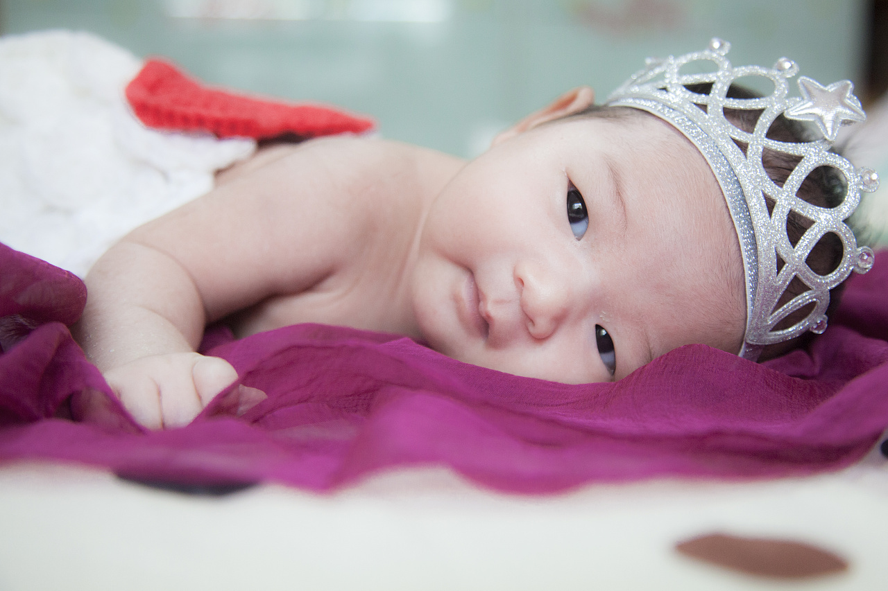 宝宝还没满月就鼻塞这个是怎么回事啊?知道的朋友告诉我下吧，谢谢。