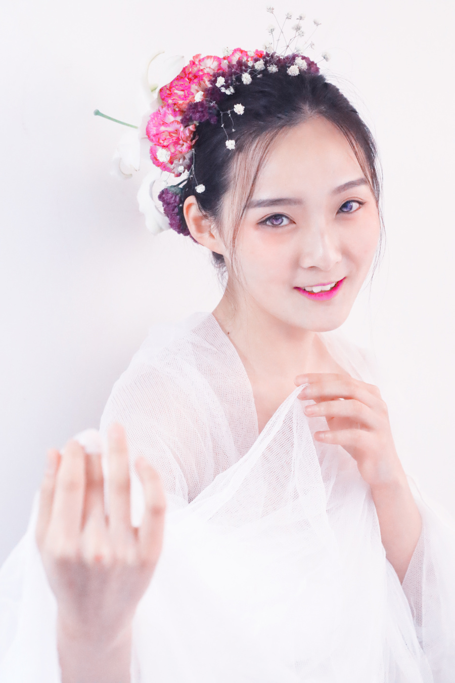 双蝶绣罗裙。东池宴。初相见。朱粉不深匀。闲