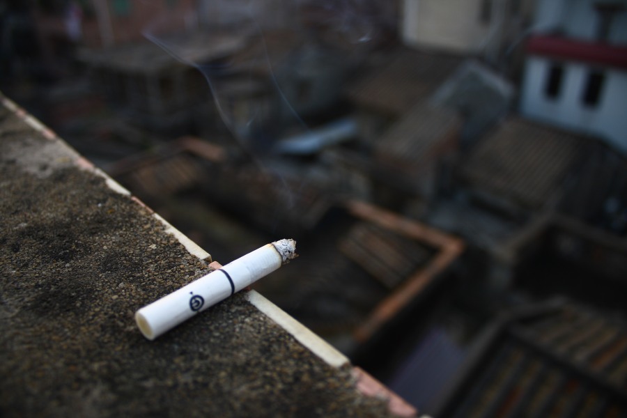 燃点快乐,呼出烟圈|LOMO|摄影|木偶君 - 原创设