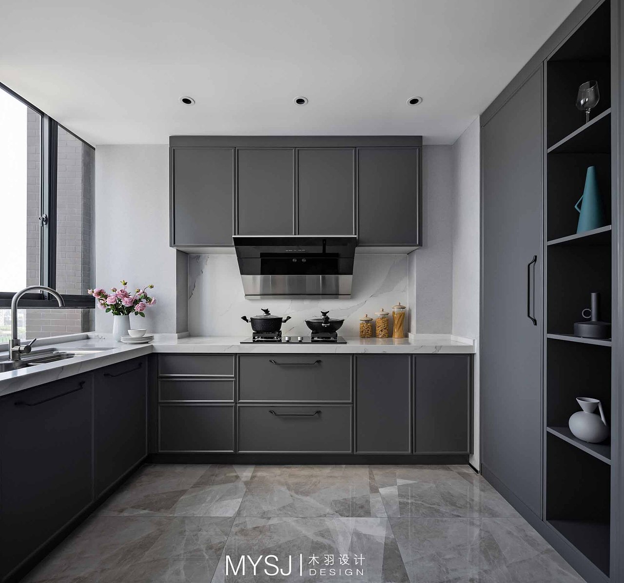 厨房深灰色的橱柜搭配大理石纹地砖,干净整洁透亮,让人更有大展厨艺的