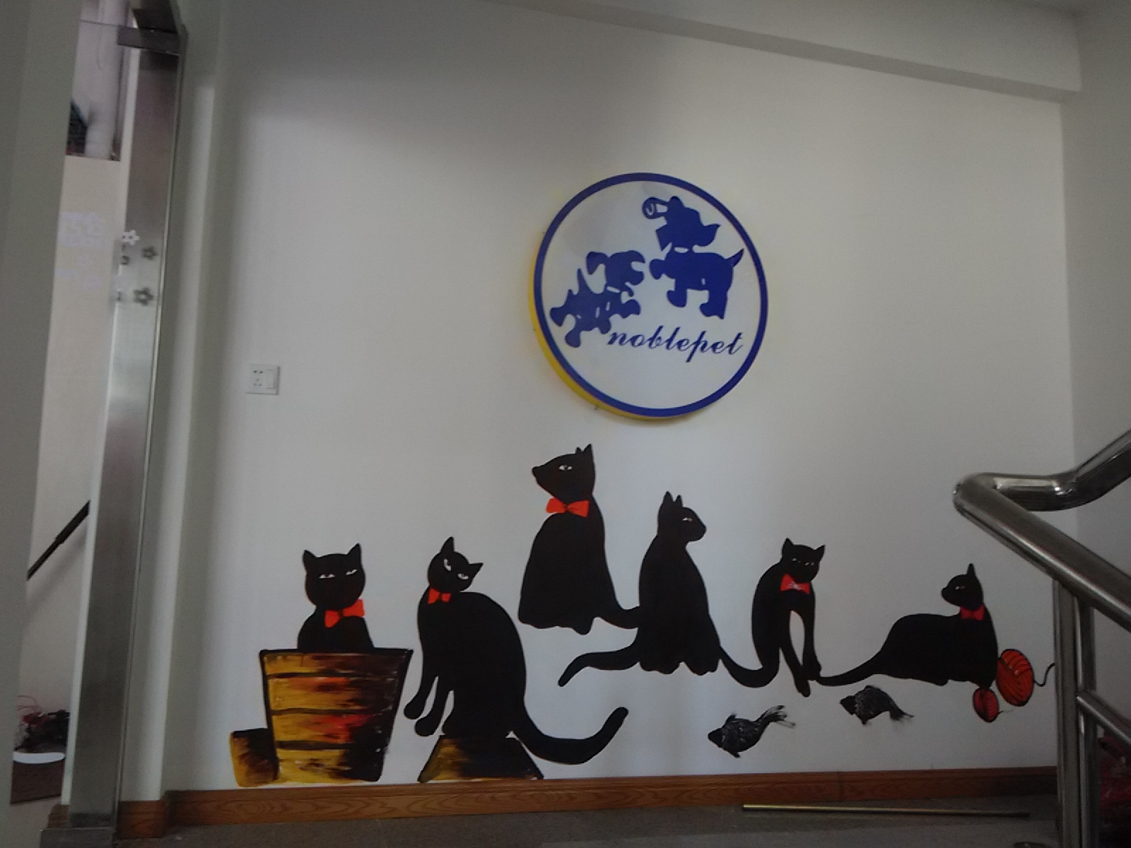太原宠物店里的墙绘 手绘墙画 宠物店装修墙绘