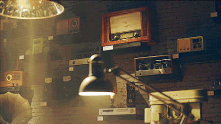 曾老师与收音机的故事,要追溯到7岁那年,小小年纪的他在一位老红军家