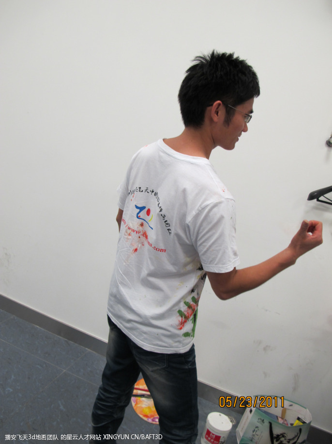 2011为《深圳卫视》--年代秀3D人体彩绘老虎