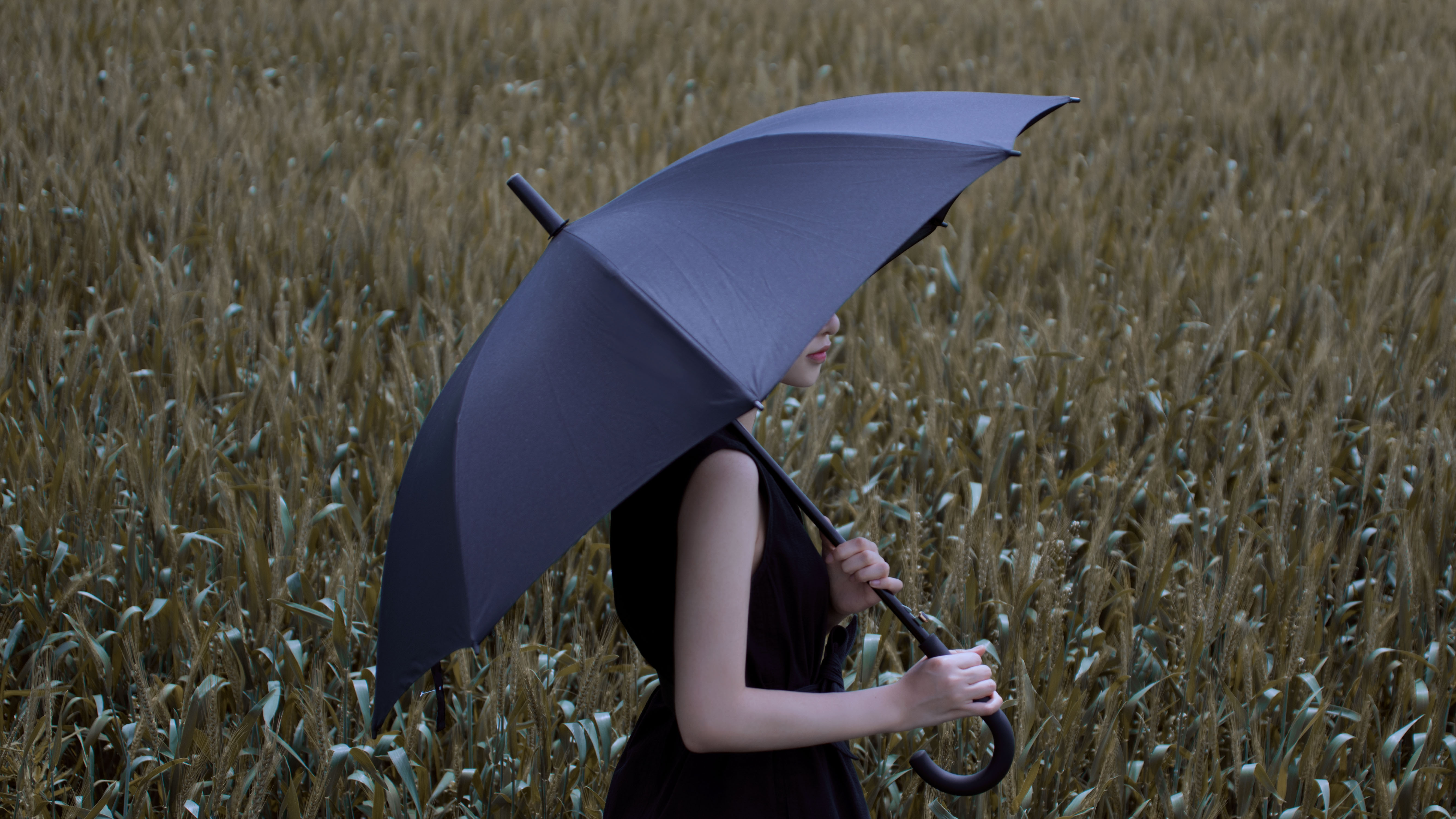 “雨孩”-高清晰打雨伞的女孩唯美壁纸下载