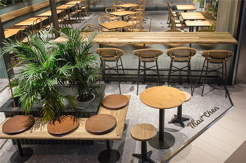 绿色植物环绕的泰式茶餐厅装修设计-郑州专业餐厅装修