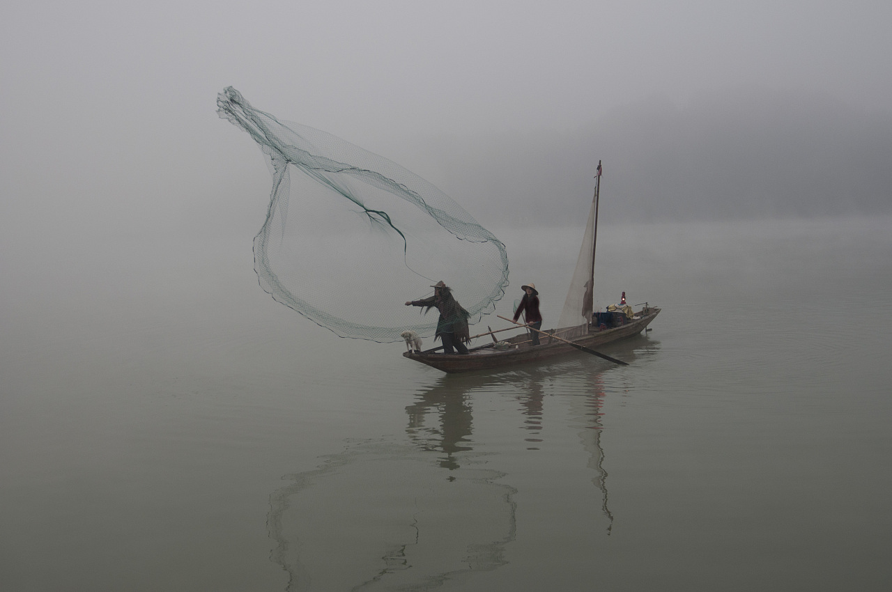 这里的渔夫单脚站立划船，捕鱼像表演杂技，险象环生_南麂土著