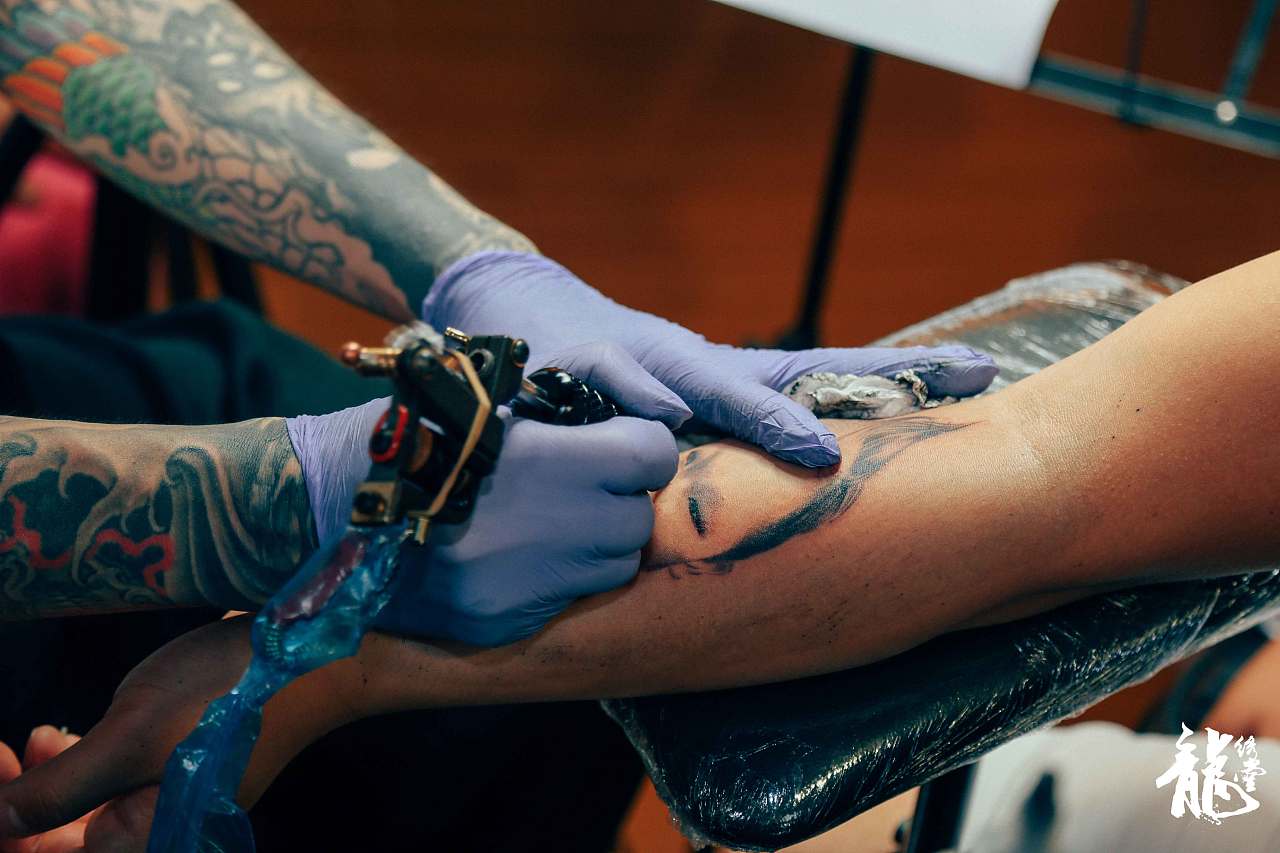 男人小臂黑灰小孩人物头像素描肖像纹身 by 齐旭龙|手工艺|手办\/原型|龙绣堂刺青 - 原创作品 - 站酷 (ZCOOL)