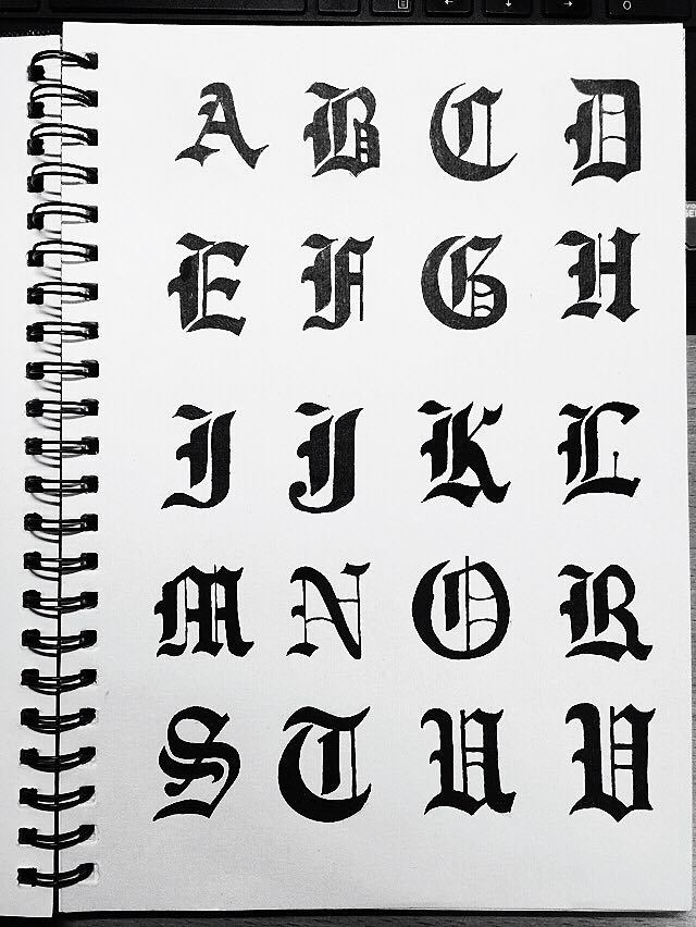 哥特体26个字母|平面|字体/字形|木十闻llorona