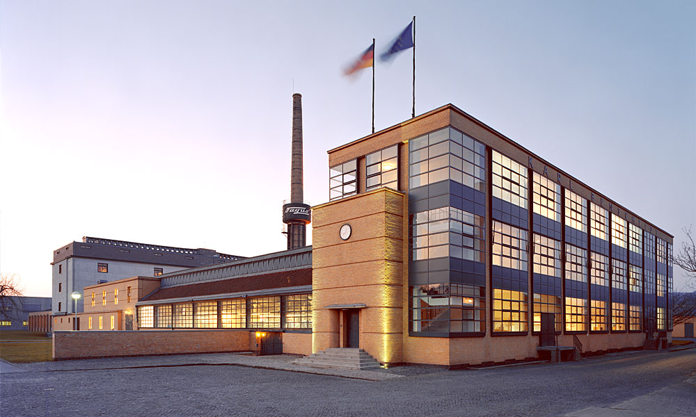 他在1911年设计的法格斯楦厂厂房建筑和1914年设计的德国工业同盟在