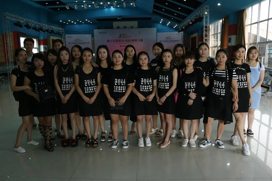 重庆泽宇乐尚培训学校 化妆 美发 美甲 纹绣 摄