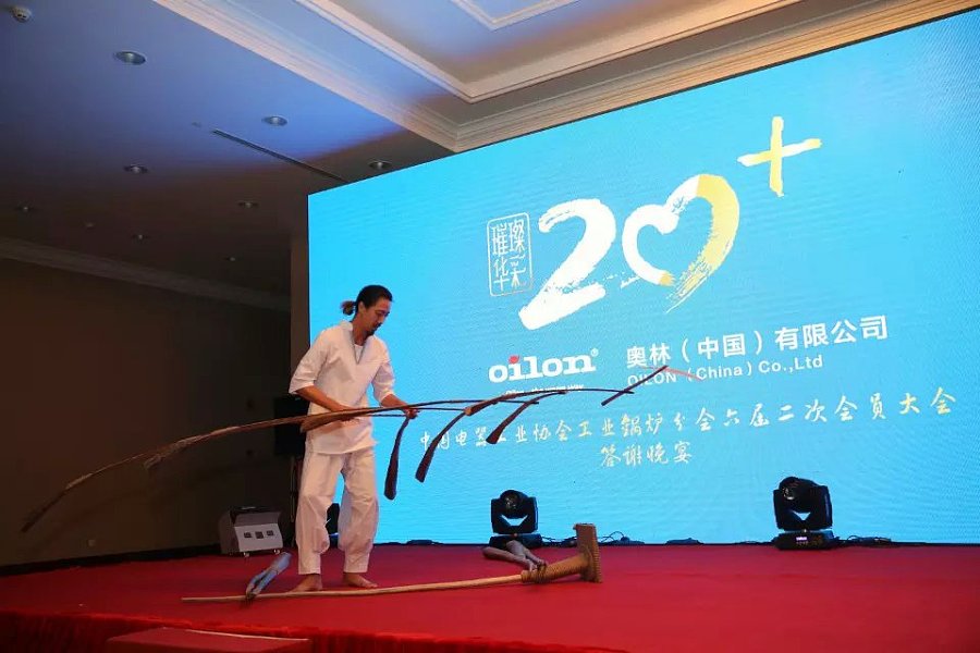 #魔烁#上海的平衡大师,用羽毛和树枝惊艳表演
