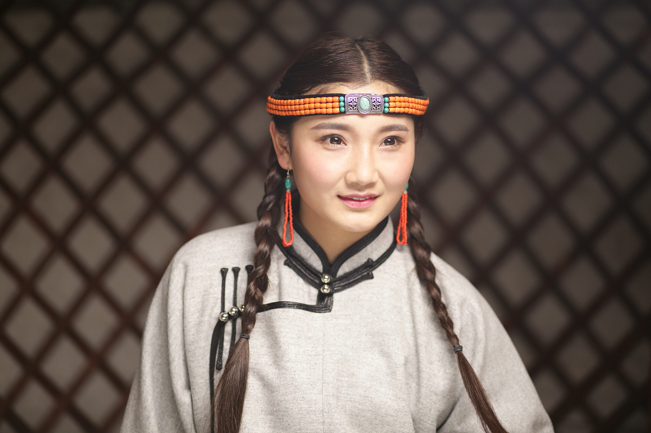 穿蒙古服饰的姑娘，太美了....-草原元素---蒙古元素 Mongolia Elements