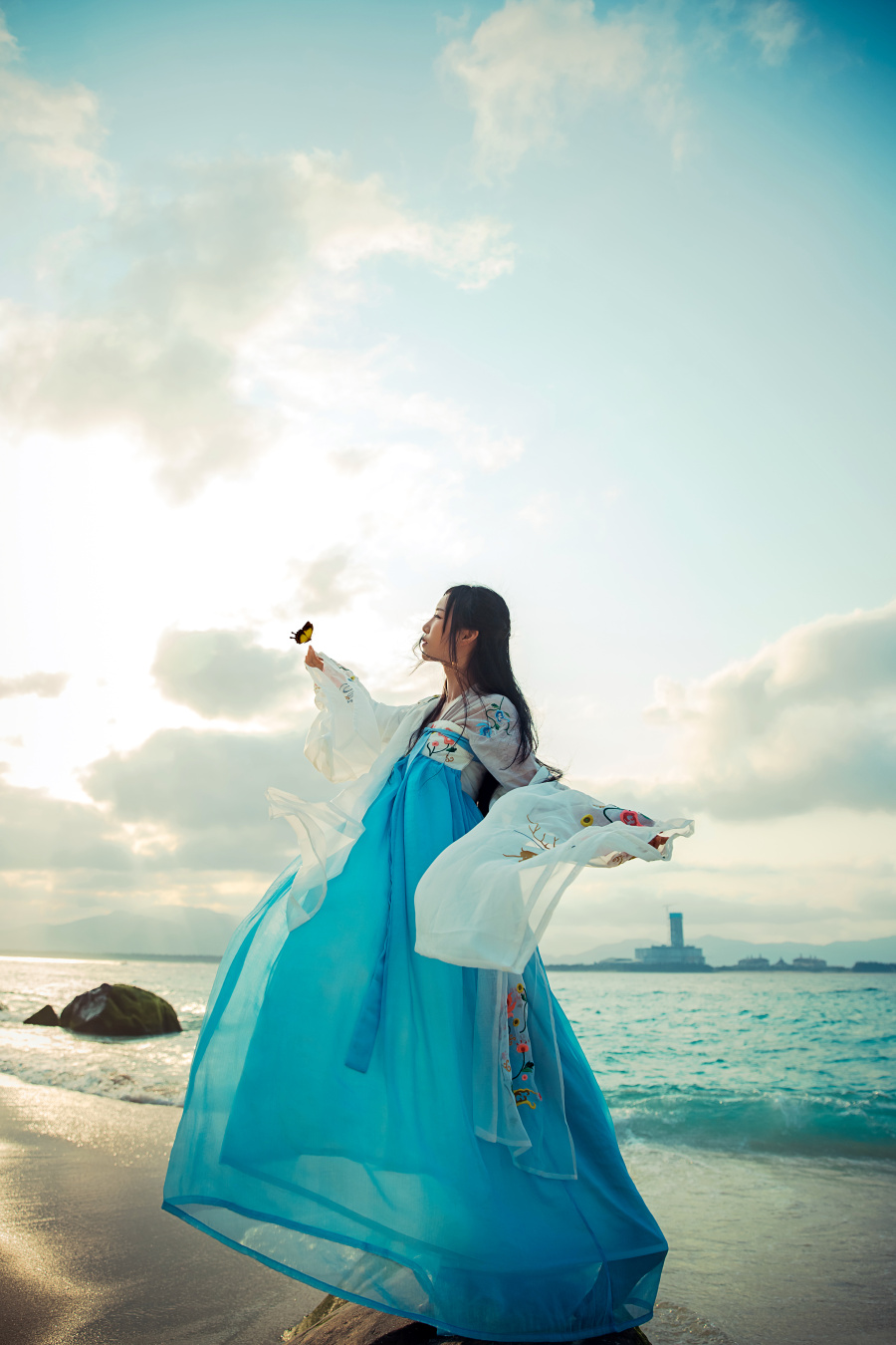 画眉流盼说不尽娇美之态,舞袖迎风飘飞带着万