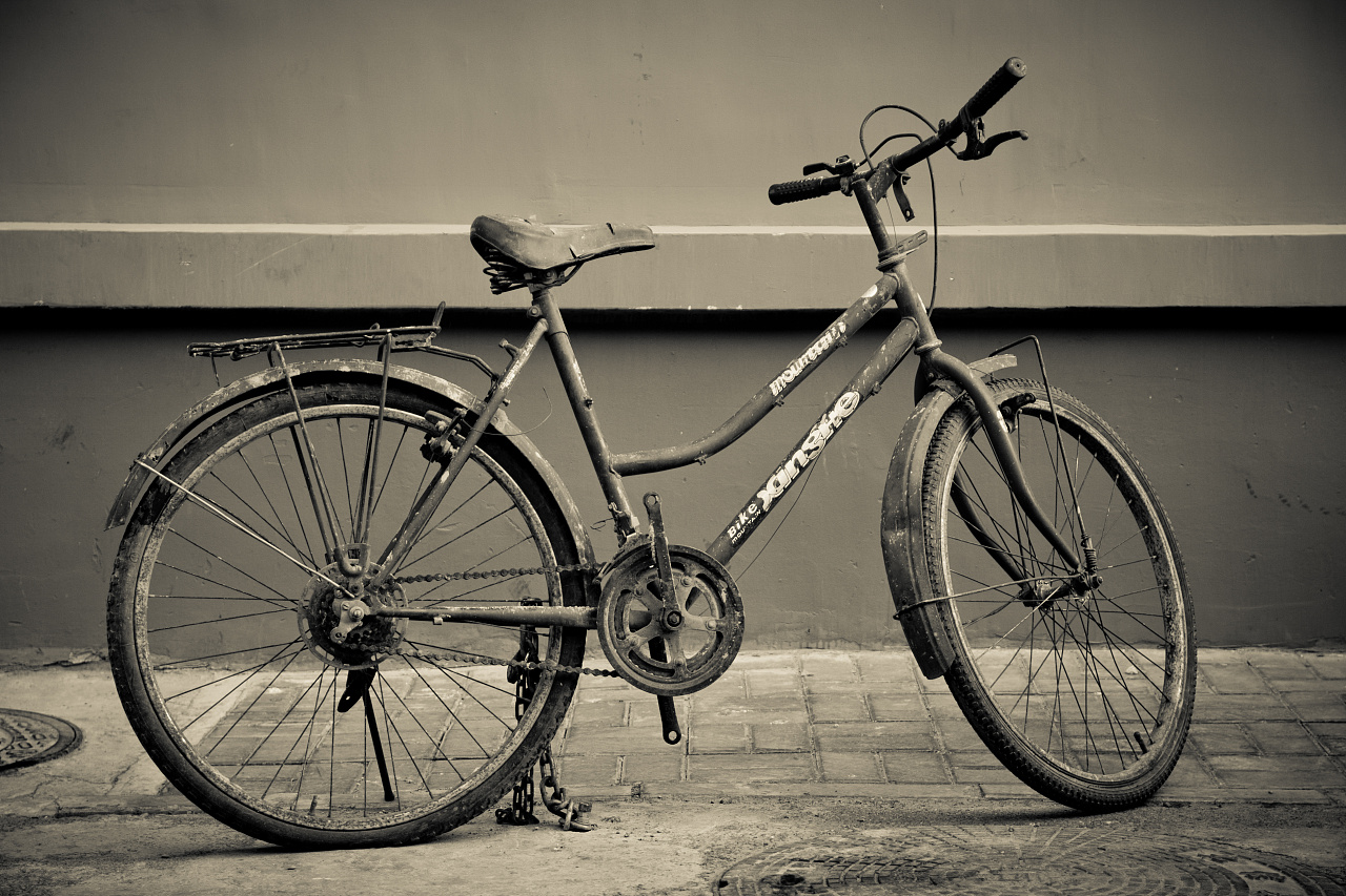 这些破旧,倒下的自行车,见证着时代发展与变迁.