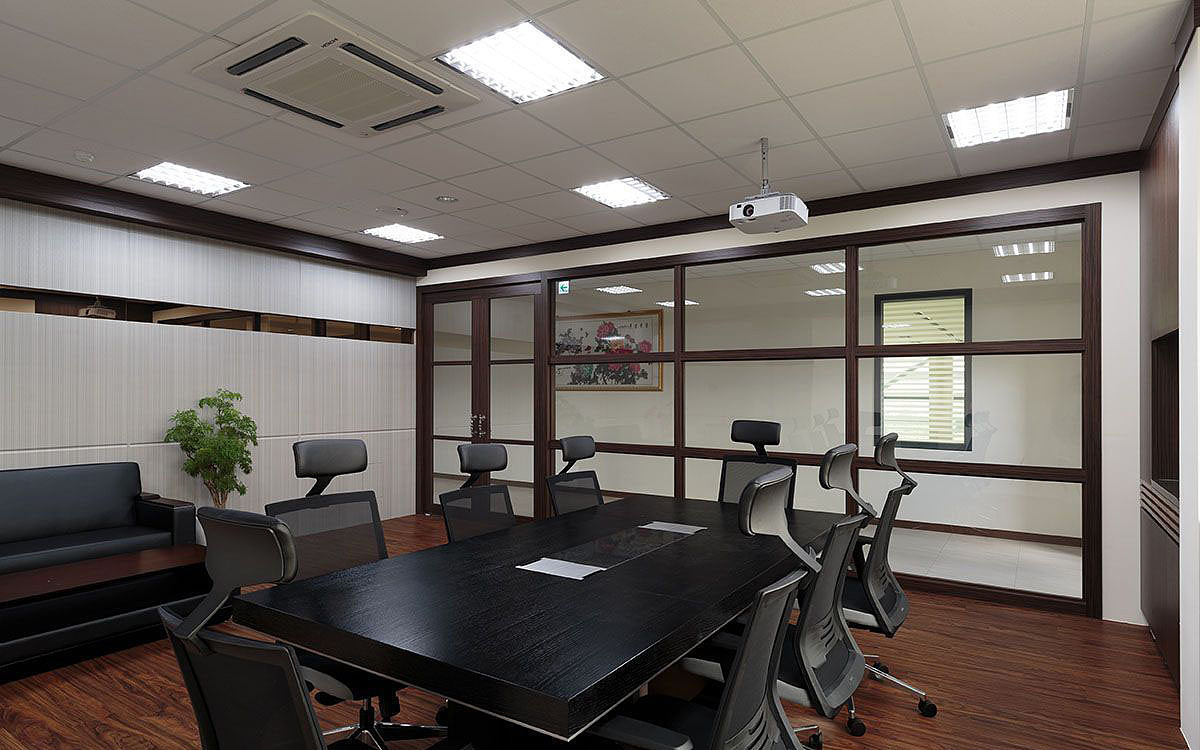 郑州厂房办公室装修公司-简约大气上档次的办公装修图