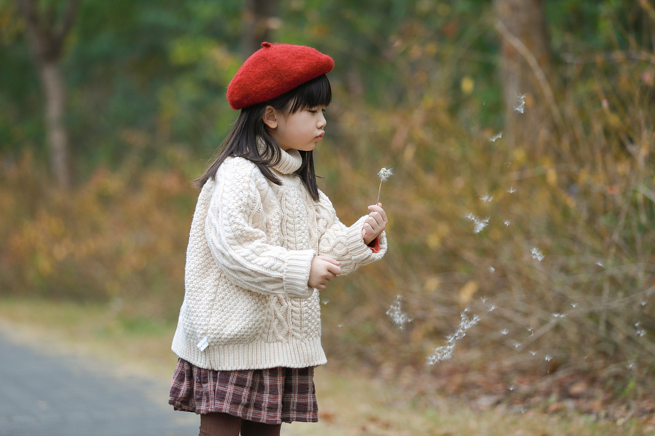 吹蒲公英的女孩