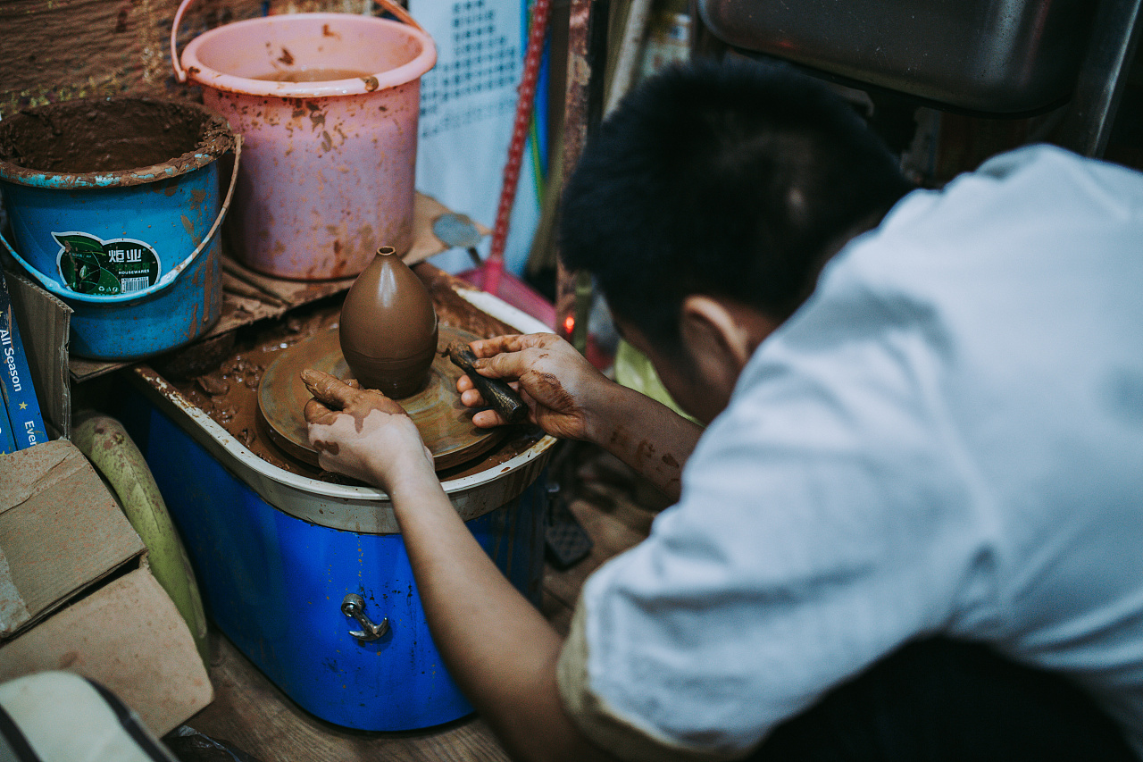 玉林民间制埙第一人。埙,一种古老的乐器。