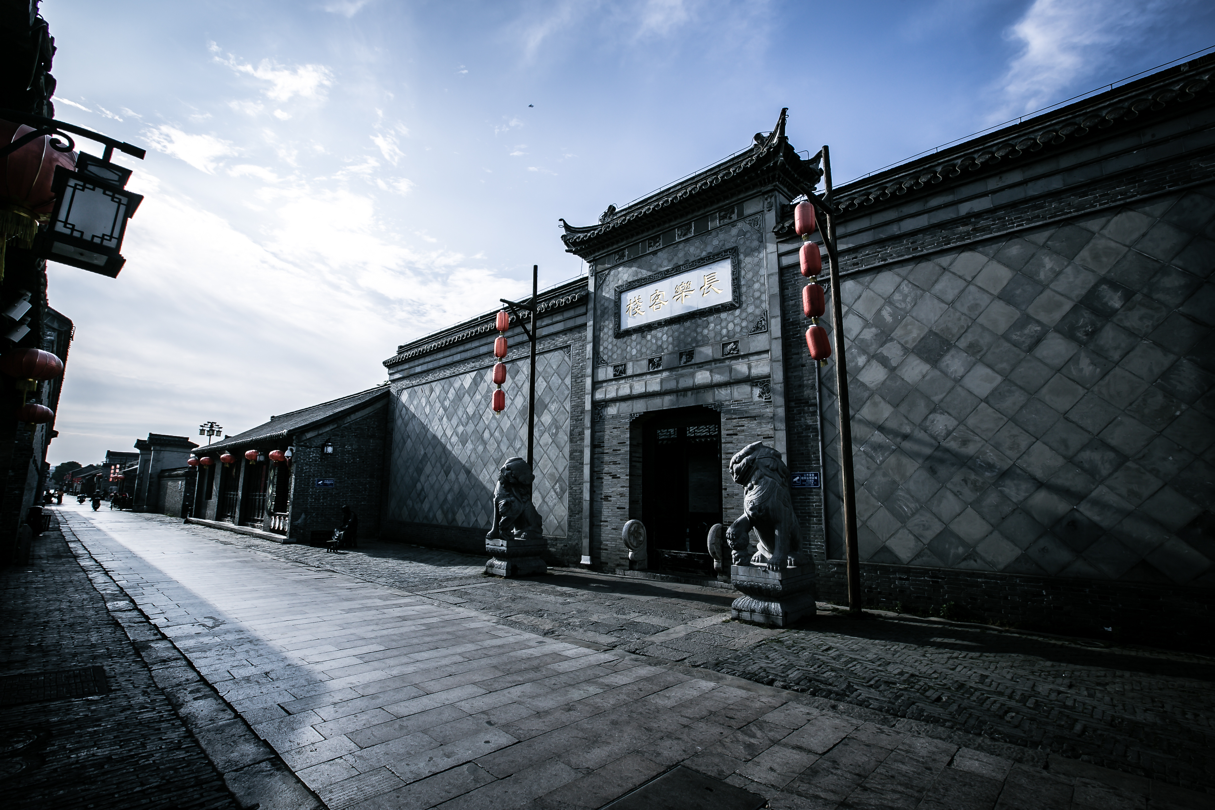 扬州老城违建多年的平顶上装围栏影响他人是否违法