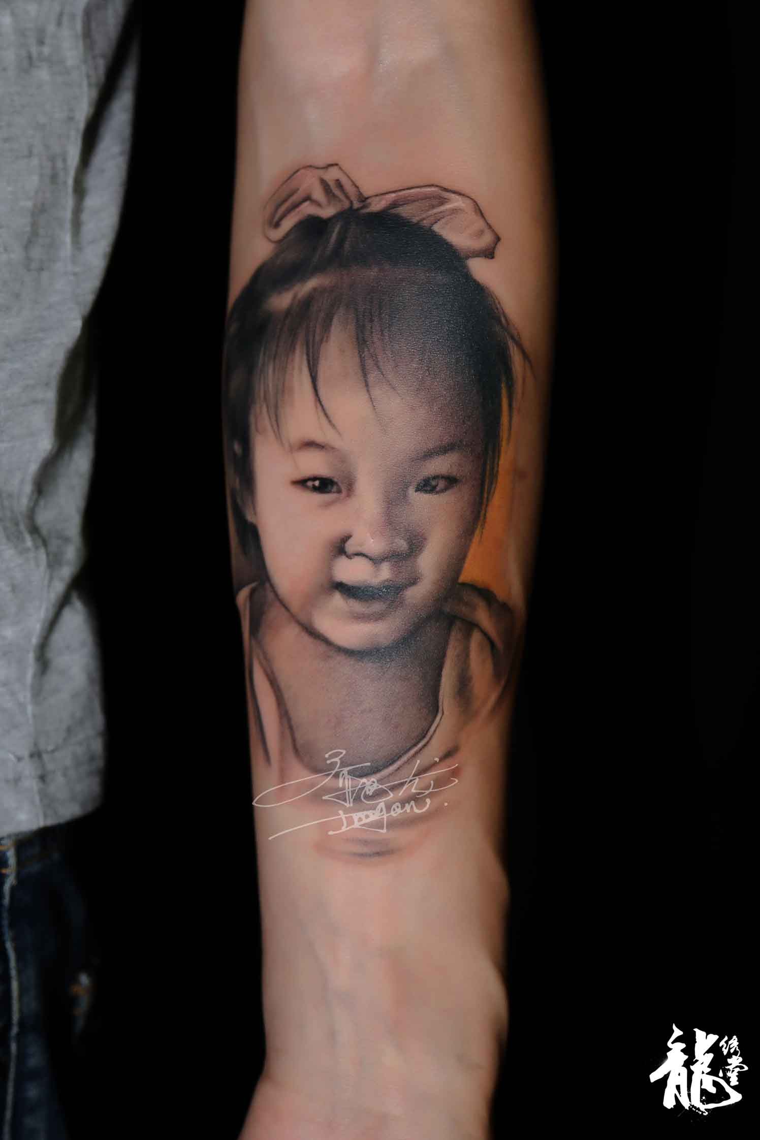小臂小孩肖像素描写实纹身