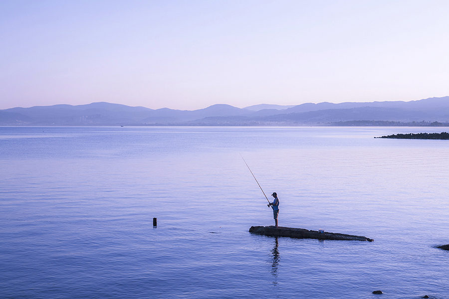 爱琴海的清晨,平静的海面,悠闲的渔人.