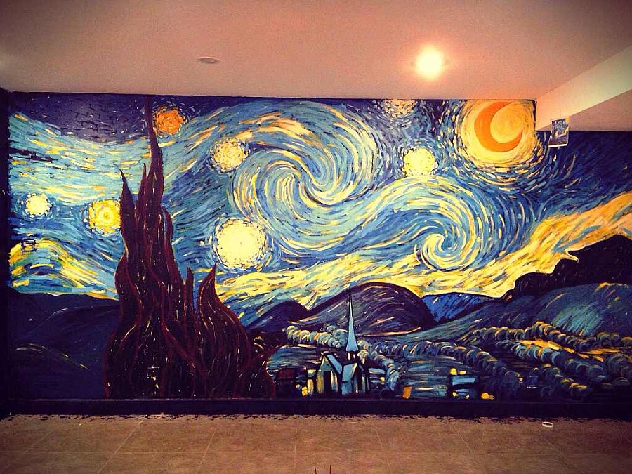 14年工作室的墙绘,偶像梵高的《星空》.