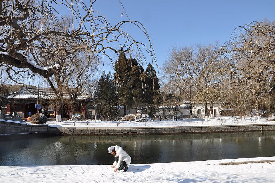 冬天的北京大学之博雅塔与未名湖
