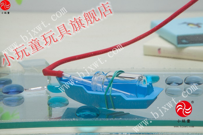 海上航行的船舶由于多种原因,导致海水进入船舱,使得船舶浮力不足而沉没。要打捞沉船,就得让沉船恢复它的浮力,才能使沉船浮出 水面,重见光明。现在打捞沉船方法很多,常用打捞方法是浮筒打捞法,即用若干浮筒在水下充气后,借浮力将沉船浮出水面。由于采用浮筒打捞法打捞沉船,产生的水浮力大而可靠,施工方便、安全,所以经常使用浮筒打捞法来打捞沉船。 实验重点: 实验改变小船沉与浮的方法 实验目的: 通过打捞沉船过程理解改变物体沉与浮的相关知识原理,这也正是实验器材厂家设计打捞沉船的科学小实验的目的。 实验认知: 浮力打捞