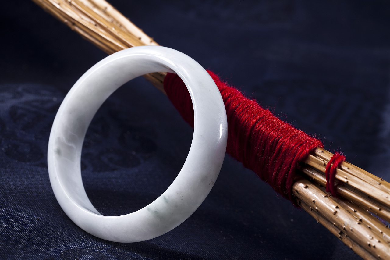 玉器翡翠手镯拍摄|摄影|静物|黑色星期一 - 原创作品 - 站酷 (ZCOOL)