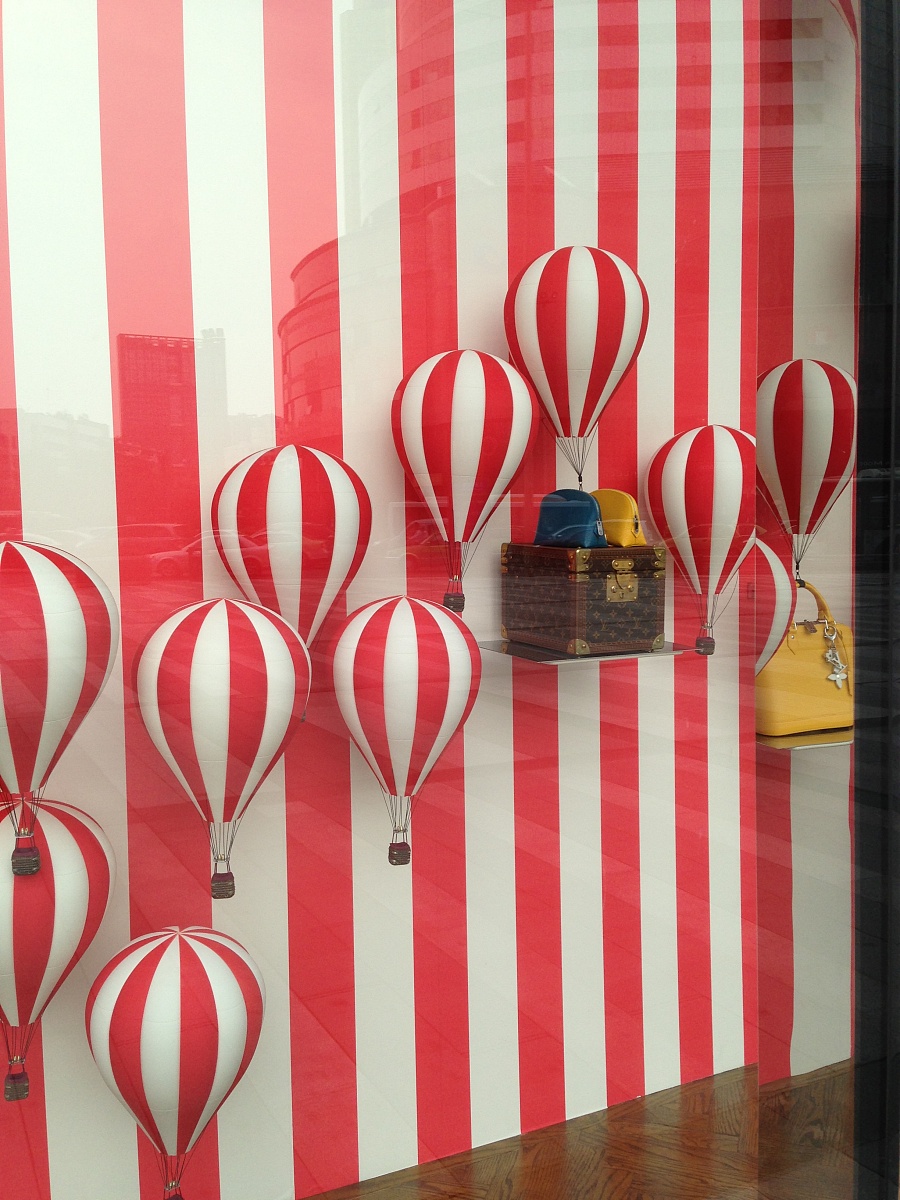 LV冬季圣诞橱窗热气球 主题 橱窗设计热气球道