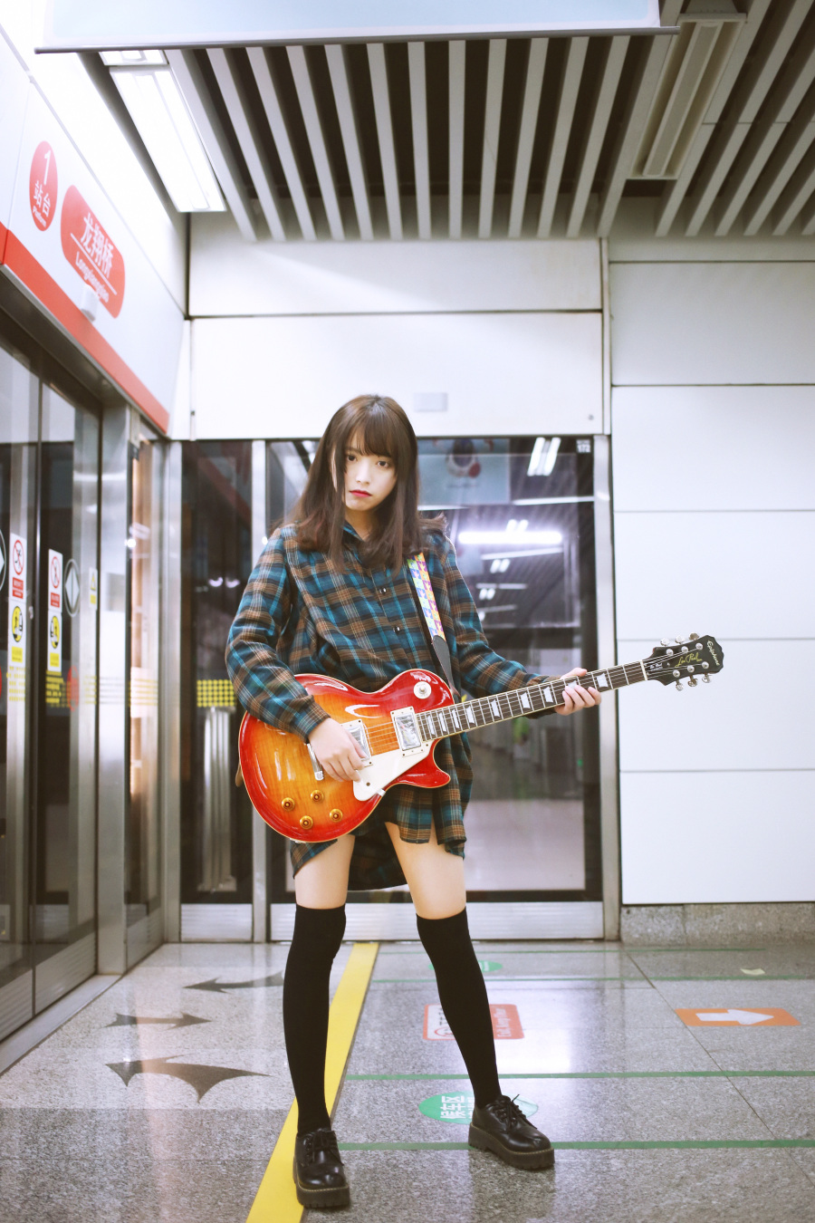 地铁里的摇滚少女|人像|摄影|念念落安 - 原创设