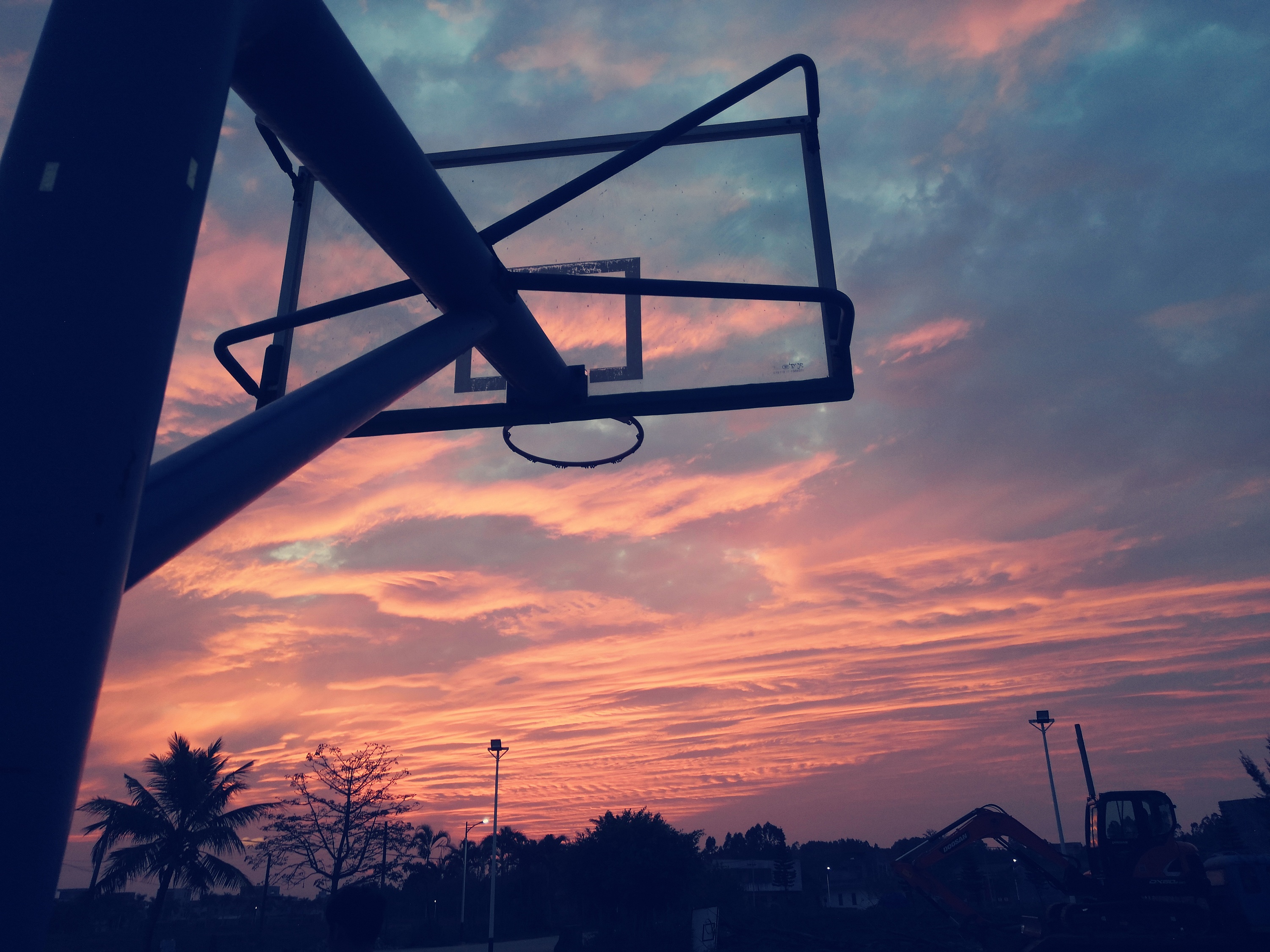 篮球框下的日落摄影